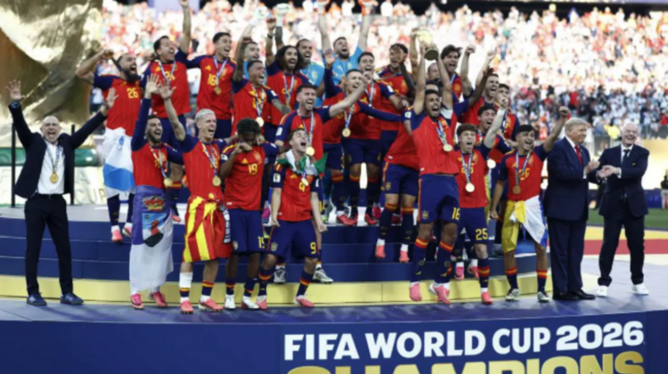 trump-se-cuela-foto-celebracion-espana-conquistar-mundial-1