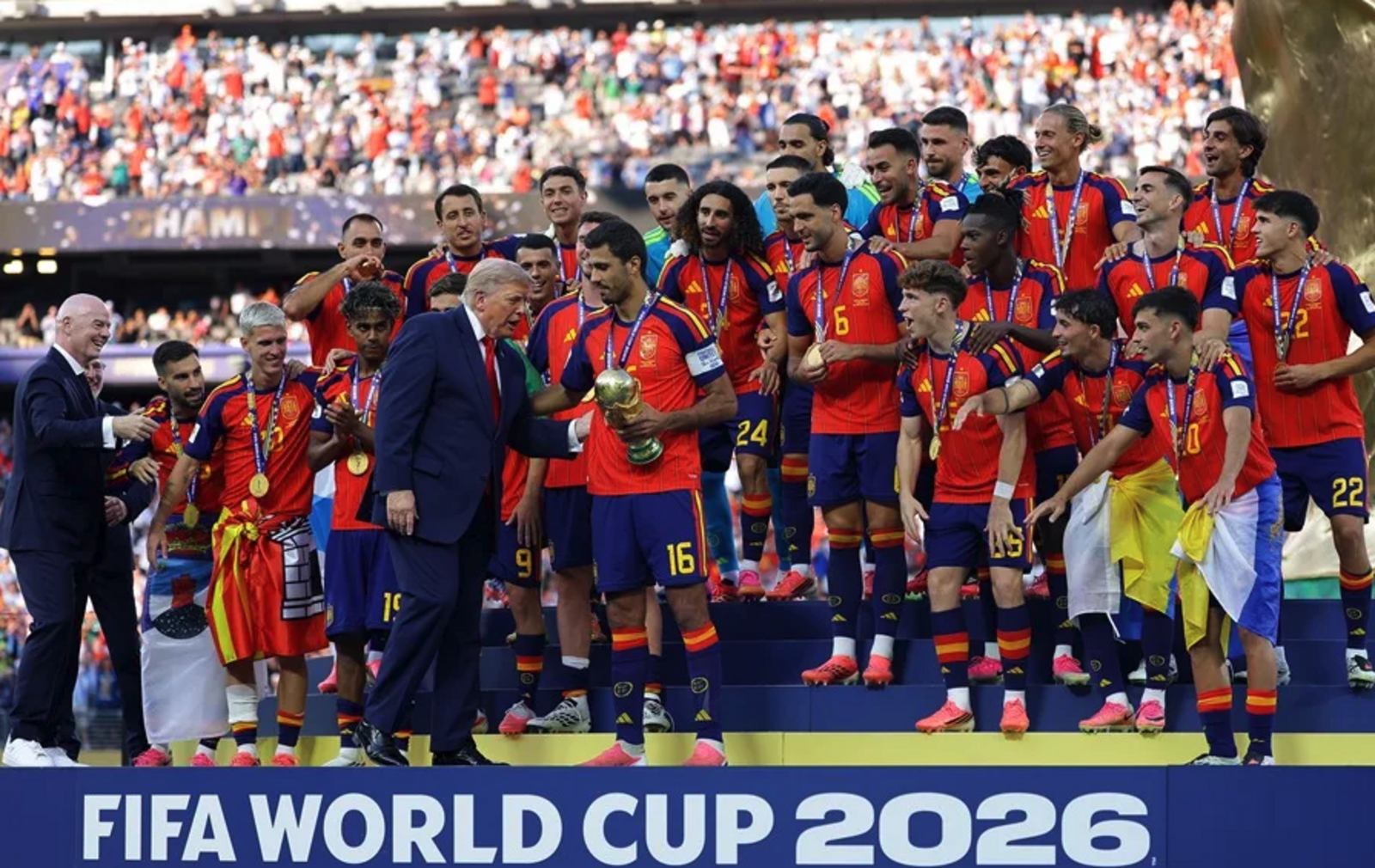 trump-se-cuela-foto-celebracion-espana-conquistar-mundial-2