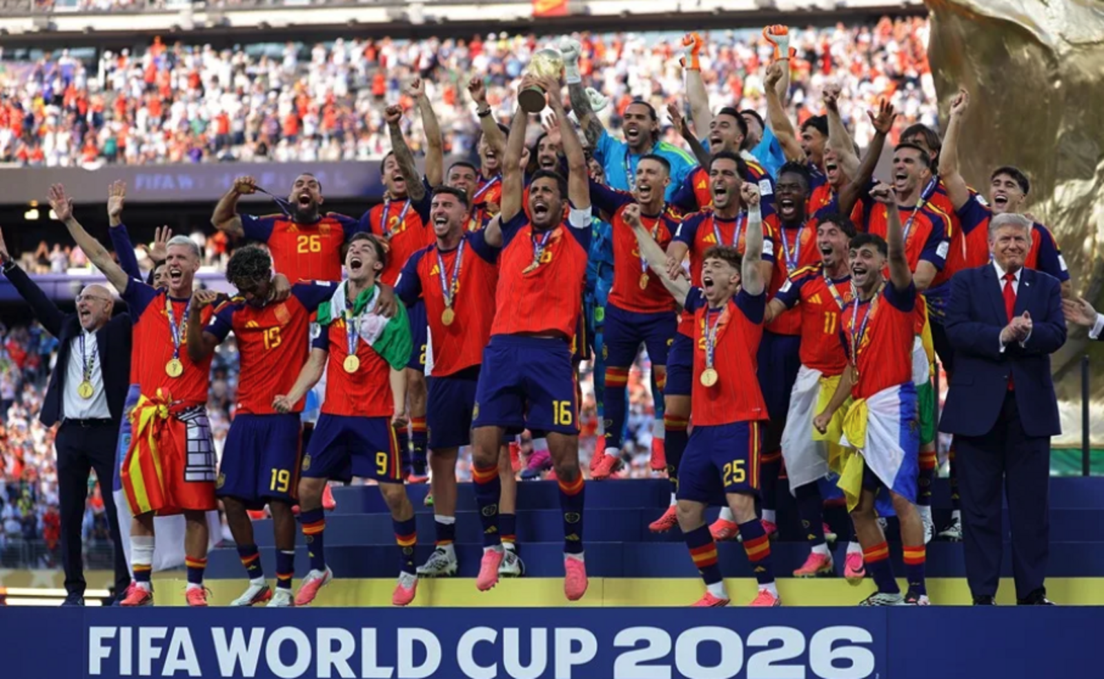 trump-se-cuela-foto-celebracion-espana-conquistar-mundial-3