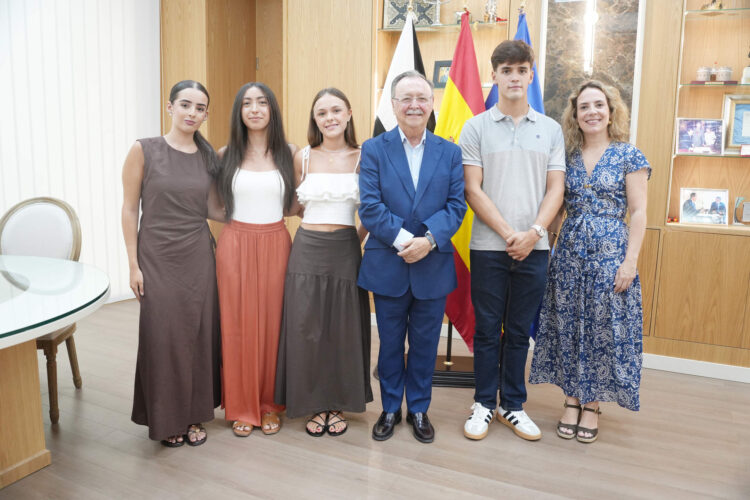 vivas-reconoce-talento-estudiantes-mejores-notas-selectividad-1