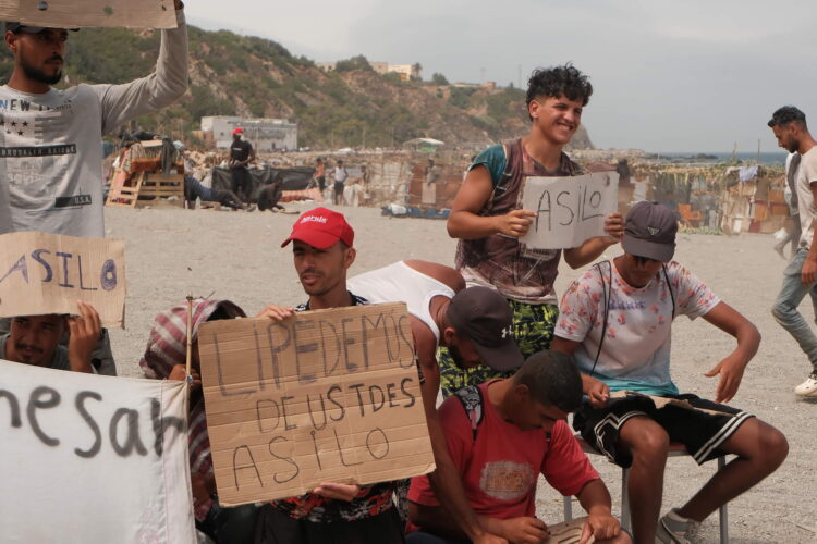 El Gobierno quiere expulsar a inmigrantes de Ceuta "violentos" o "amenazantes" aunque pidan asilo