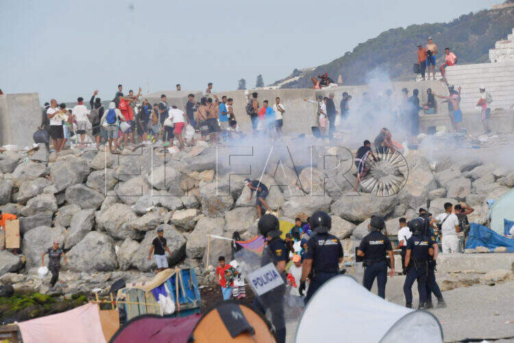 FOTOS-cargas-policiales-playa-trampolin-inmigrantes-carrera Image 2026-08-25 at 19.59.34 (1)