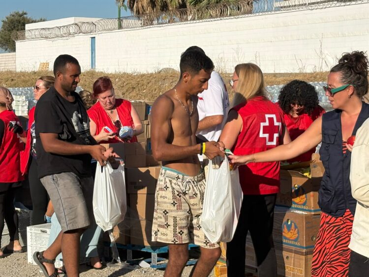 cruz-roja-abastece-cientos-inmigrantes-alimento-asistencia-medica