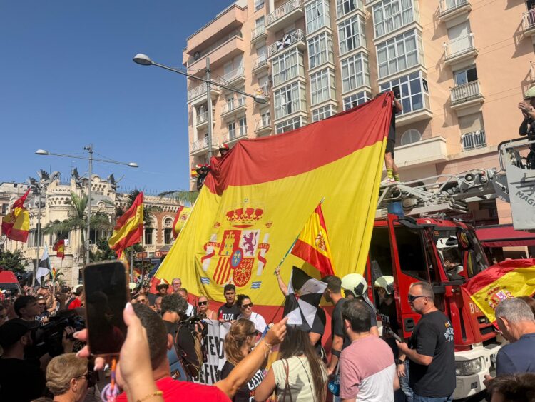 ceuta-es-espana-ceuta-no-se-vende-caballas-llenan-plaza-reyes-manifestacion-convocada-bomberos-12