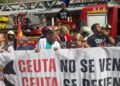 ceuta-es-espana-ceuta-no-se-vende-caballas-llenan-plaza-reyes-manifestacion-convocada-bomberos-13