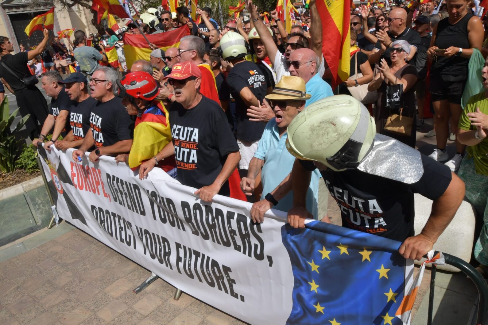 ceuta-es-espana-ceuta-no-se-vende-caballas-llenan-plaza-reyes-manifestacion-convocada-bomberos-21