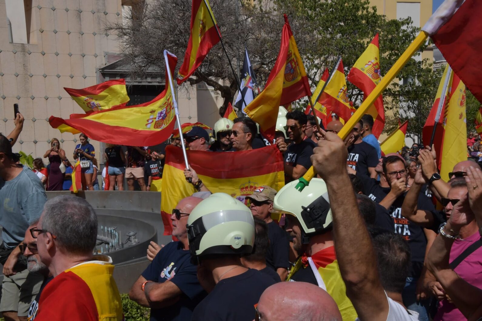 ceuta-es-espana-ceuta-no-se-vende-caballas-llenan-plaza-reyes-manifestacion-convocada-bomberos-22