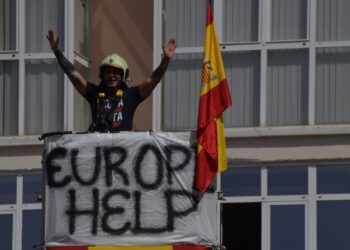 ceuta-es-espana-ceuta-no-se-vende-caballas-llenan-plaza-reyes-manifestacion-convocada-bomberos-24