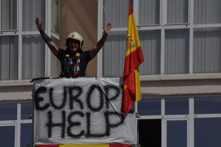 ceuta-es-espana-ceuta-no-se-vende-caballas-llenan-plaza-reyes-manifestacion-convocada-bomberos-24