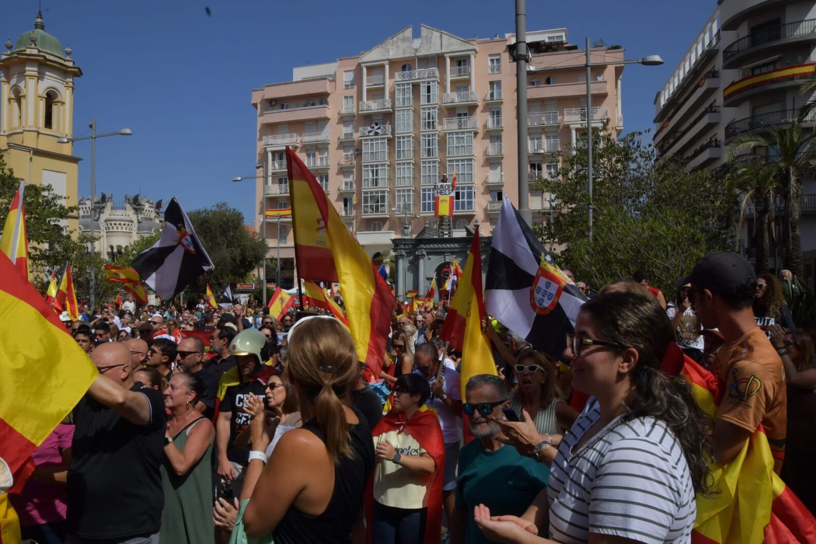 ceuta-es-espana-ceuta-no-se-vende-caballas-llenan-plaza-reyes-manifestacion-convocada-bomberos-27