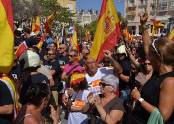 ceuta-es-espana-ceuta-no-se-vende-caballas-llenan-plaza-reyes-manifestacion-convocada-bomberos-35