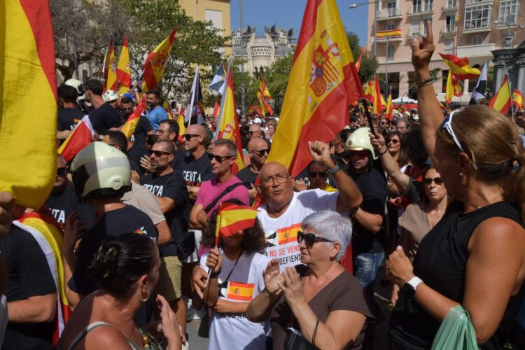 ceuta-es-espana-ceuta-no-se-vende-caballas-llenan-plaza-reyes-manifestacion-convocada-bomberos-35