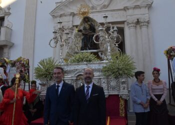 ceuta-llena-luz-miles-personas-ofrecen-flores-virgen-africa-66