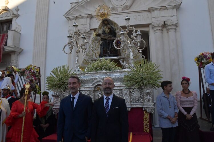 ceuta-llena-luz-miles-personas-ofrecen-flores-virgen-africa-66