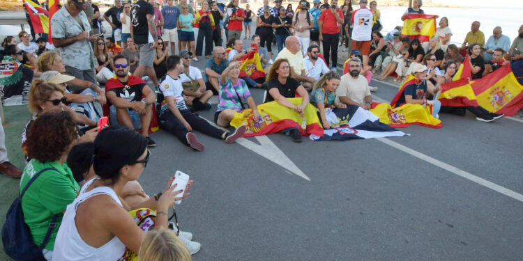 ceuta-manifestacion-sentada-pacifica-rotonda-frontera-tarajal