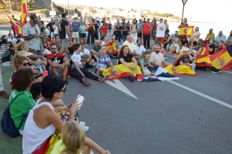 ceuta-manifestacion-sentada-pacifica-rotonda-frontera-tarajal