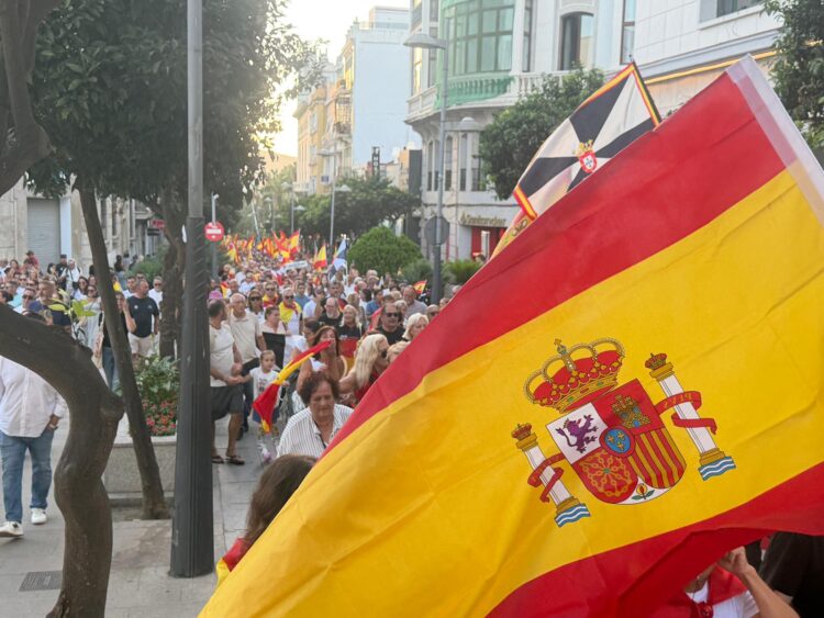 ceuta-marcha-manifestacion-grito-fuera-invasores-contra-delegado-2
