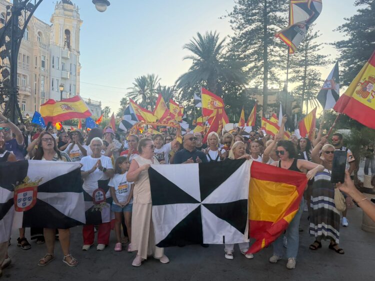 ceuta-marcha-manifestacion-grito-fuera-invasores-contra-delegado-30