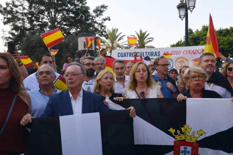 León y Guerrero, en la concentración del pasado domingo junto a miembros del gobierno del PP
