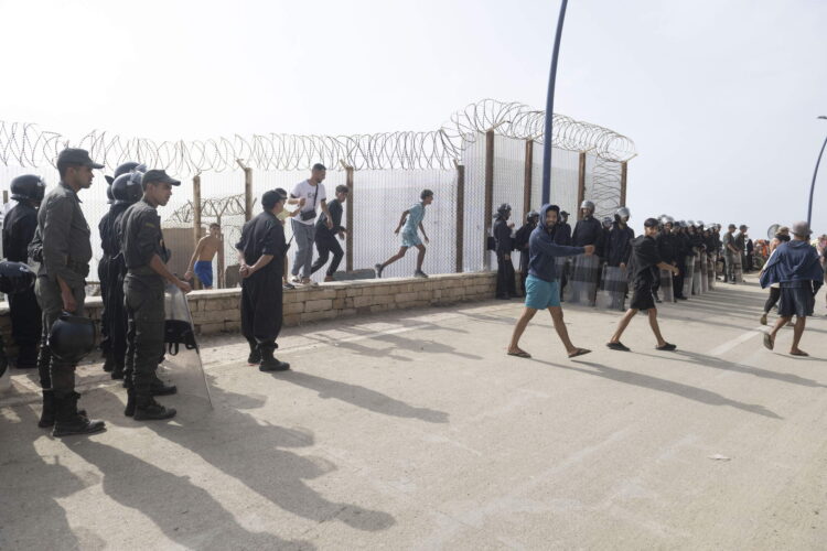 detenidos-entrada-masiva-inmigrantes-ceuta