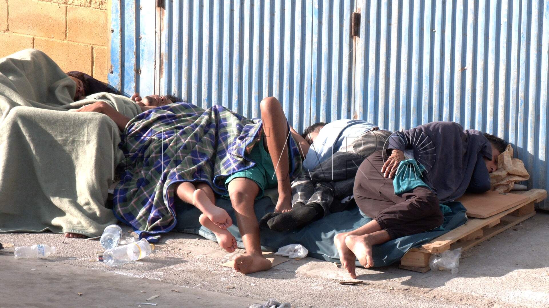 drama-humanitario-tarajal-persiste-colchones-mantas-suenos-rotos-frontera-naves-menores-1