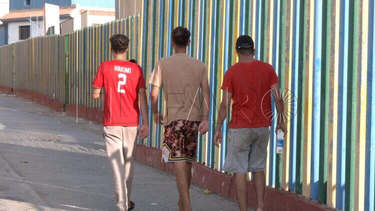 drama-humanitario-tarajal-persiste-colchones-mantas-suenos-rotos-frontera-naves-menores-11