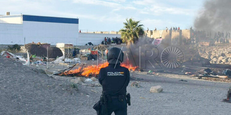 fuego-policia-manifestantes-inmigrantes-1536x864-portada