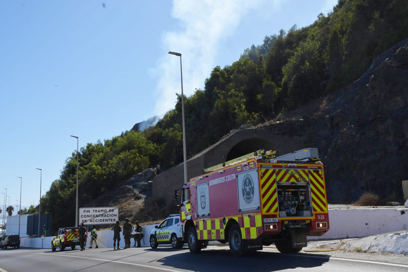 incendio-monte-avenida-martinez-catena-obliga-intervenir-bomberos-militares-1