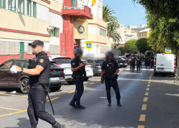 marroqui-cruzo-ceuta-entrada-masiva-intenta-robar-hombre-daba-pan