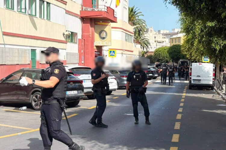 marroqui-cruzo-ceuta-entrada-masiva-intenta-robar-hombre-daba-pan