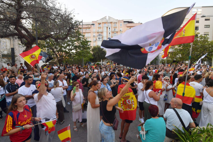 más-fotos-concentración-Plaza-Reyes-Por-Ceuta_5878