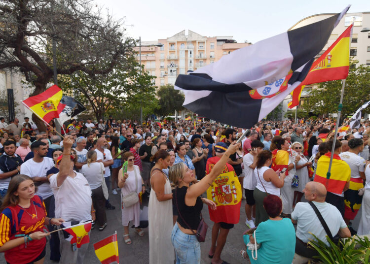 más-fotos-concentración-Plaza-Reyes-Por-Ceuta_5878