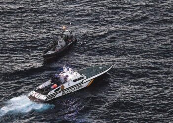 phantom-kayaks-estrecho-autopista-traficantes