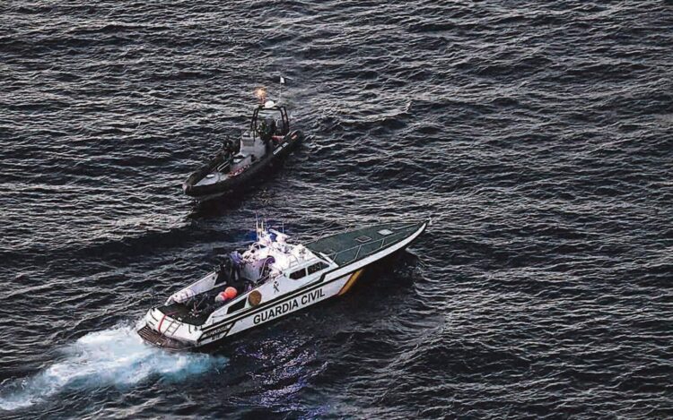 phantom-kayaks-estrecho-autopista-traficantes