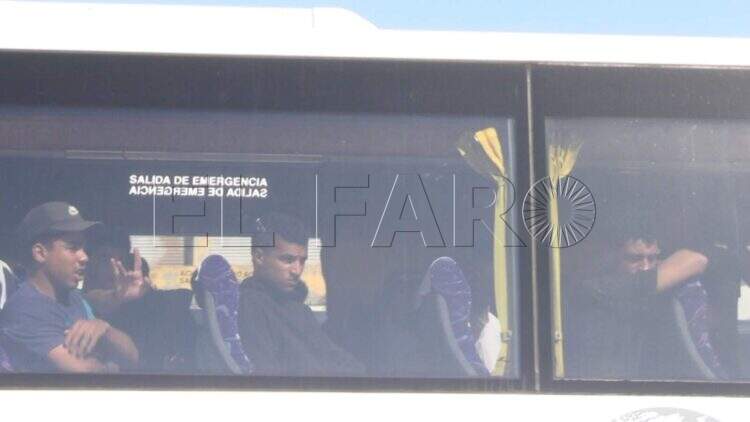 policia-local-traslada-autobus-decenas-inmigrantes-frontera-calma-015