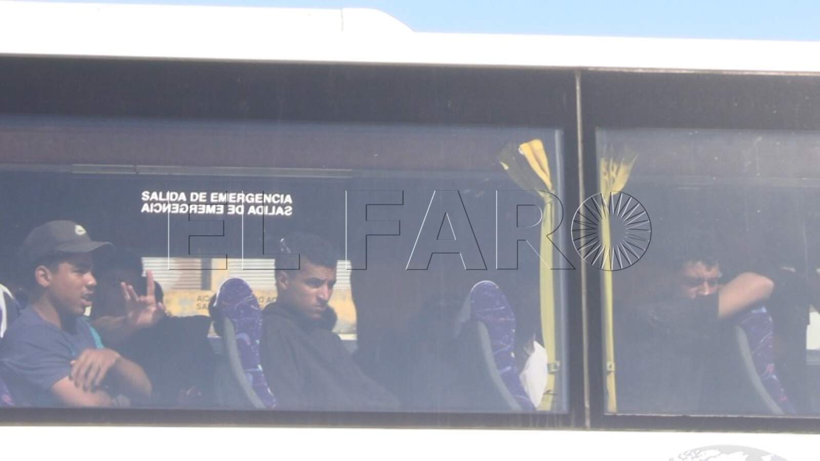 policia-local-traslada-autobus-decenas-inmigrantes-frontera-calma-015