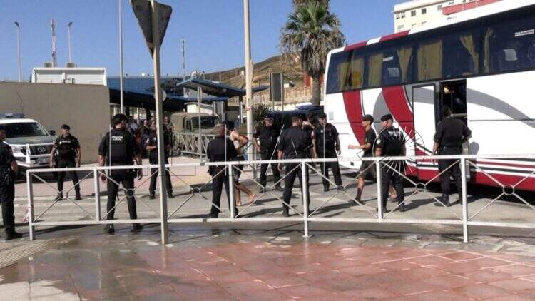 policia-local-traslada-autobus-decenas-inmigrantes-frontera-calma-017