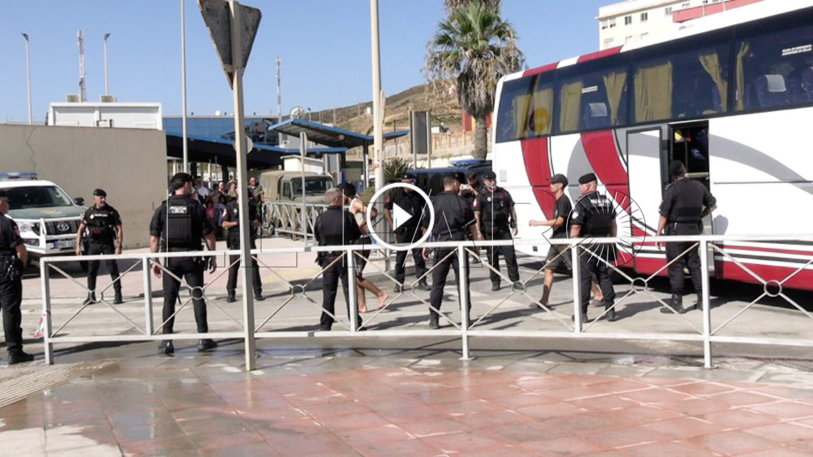 policia-local-traslada-autobus-decenas-inmigrantes-frontera-calma-017-portada-play