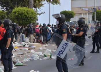policia-nacional-desaloja-entrada-explanada-loma-colmenar-inmigrantes-7