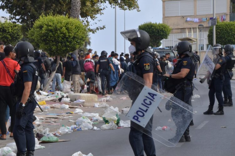 policia-nacional-desaloja-entrada-explanada-loma-colmenar-inmigrantes-7