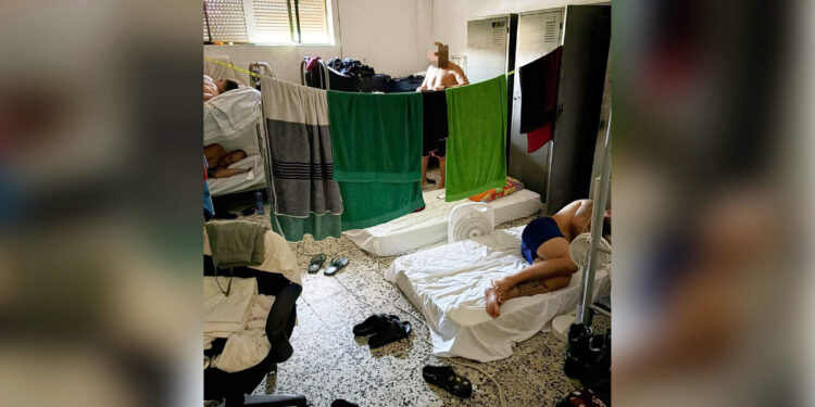 policias-habitacion-sin-aire-un-solo-bano-condiciones-agentes-desplazados-ceuta-1