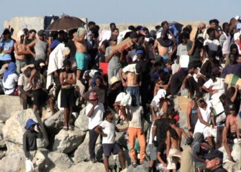 reparto-comida-continua-trampolin-inmigrantes-004