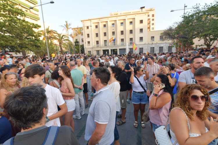 tension-plaza-reyes-ceuta-llegada-vito-quiles-29