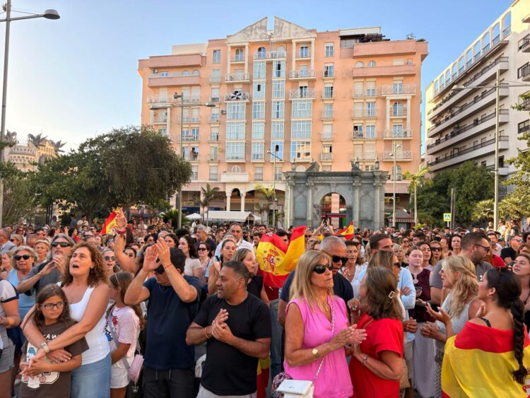 tension-plaza-reyes-ceuta-llegada-vito-quiles-9