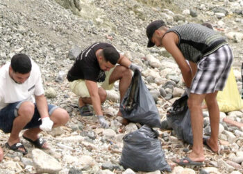 vecinos-inmigrantes-duermen-sarchal-unen-limpiar-playa-007-portada