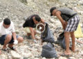 vecinos-inmigrantes-duermen-sarchal-unen-limpiar-playa-007-portada-play