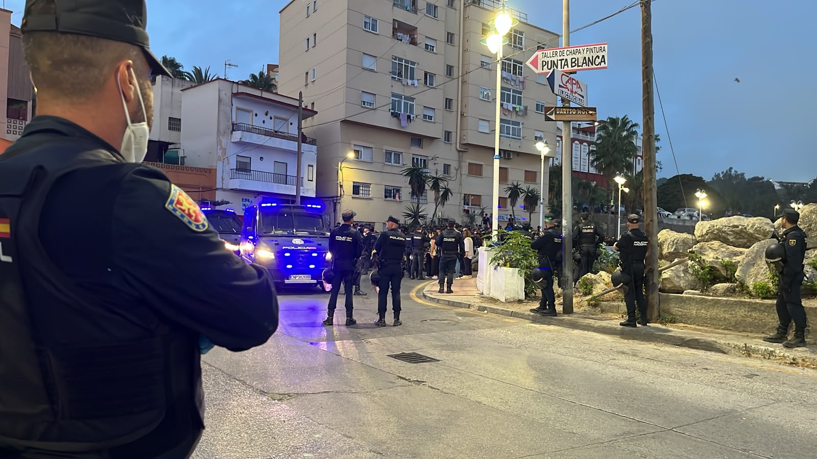 Todo el puerto cortado La escena cuando casi son las ocho de la mañana es la de una carretera hacia el asentamiento bloqueada. Hay cientos de inmigrantes parados intentando ser calmados por un compatriota altavoz en mano. La UIP blinda todo después de que el inicial traslado desde Benítez lo hubiera coordinado la Guardia Civil. Sus unidades evitaron acercamientos desde el Trampolín, y en el camino no pudieron más que controlar las avalanchas en tramos. Ya después en la carretera del puerto ha intervenido la Policía. Han colocado una cinta para controlar todo.