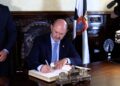 luis-de-la-fuente-rafael-louzan-traen-copa-mundo-ceuta-mostrar-apoyo-agradecer-trabajo-11
