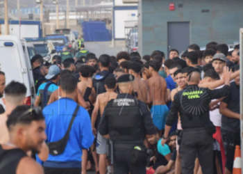 marroquies-avalancha-entrada-masiva-inmigrantes-guardias-civiles
