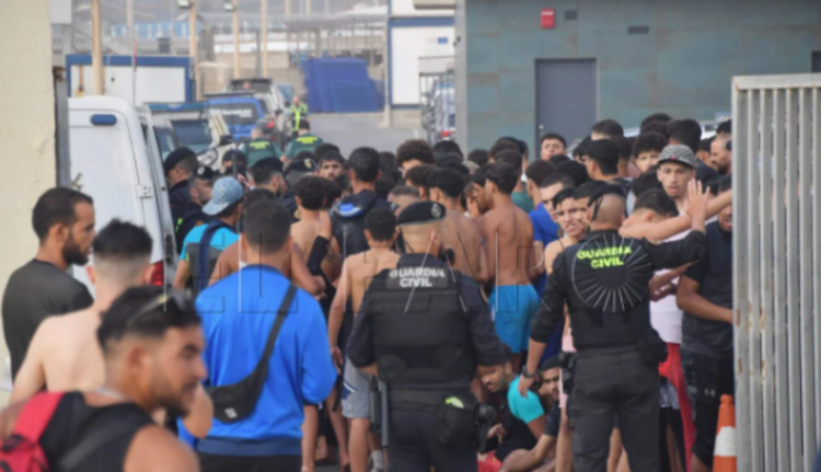 marroquies-avalancha-entrada-masiva-inmigrantes-guardias-civiles